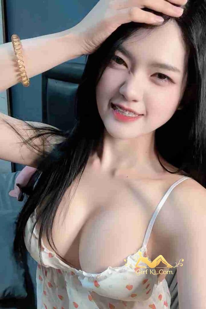 Smiling Thai woman Kiera with braces and a floral top. B Cup 49kg 164cm.